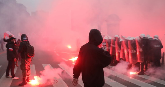 Rzecznik stowarzyszenia Marsz Niepodległości Damian Kita uważa, że na zamieszki podczas Marszu Niepodległości złożyła się prowokacyjna postawa policji oraz działania zamaskowanych aktywistów tzw. Antify. Wiceprezes stowarzyszenia Witold Tumanowicz powiedział, że potępia wszelkie akty wandalizmu.