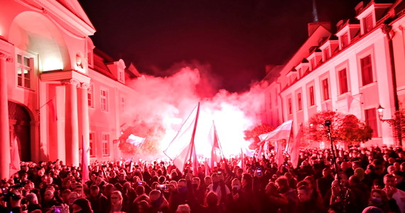 Kilkaset osób wzięło udział w Marszu Niepodległości we Wrocławiu. Policja poinformowała, że funkcjonariusze podjęli działania wobec 11 osób w związku z posiadaniem niebezpiecznych narzędzi m.in. szabli, noży i rac.