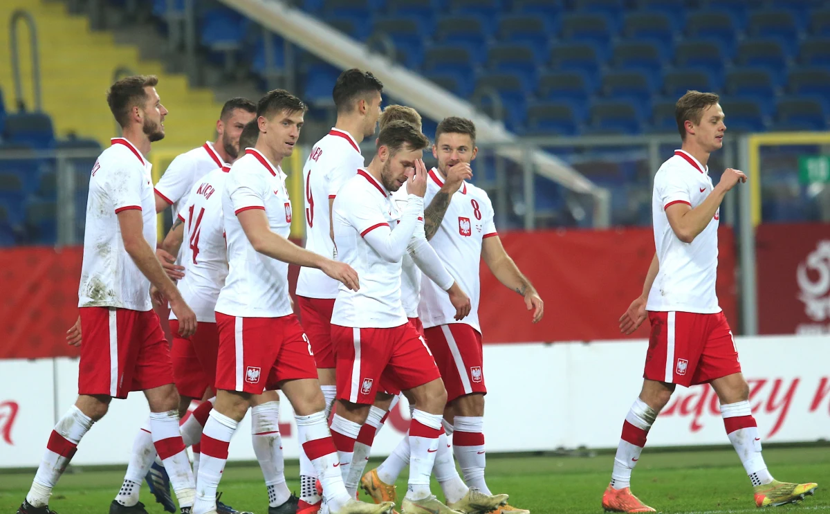 2:0 wygrała reprezentacja Polski w piłce nożnej w meczu towarzyskim z Ukrainą. Bramki zdobyli Krzysztof Piątek i Jakub Moder. Na początku spotkania rzutu karnego dla gości nie wykorzystał Andrij Jarmołenko.