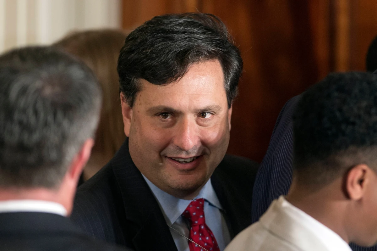 Wieloletni, zaufany współpracownik Joe Bidena, prawnik Ron Klain obejmie najprawdopodobniej stanowisko szefa personelu Białego Domu. "Prezydent-elekt ogłosi nominację najpóźniej w czwartek" - pisze dziennik "The New York Times".