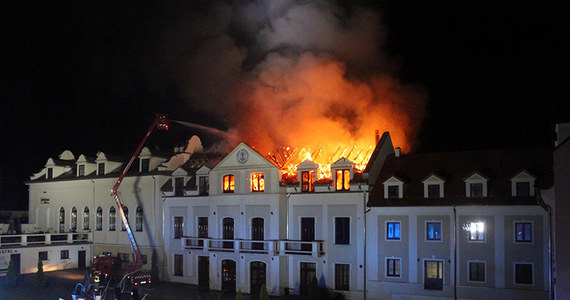 11 zastępów straży pożarnej gasiło pożar Domu Pielgrzyma przy sanktuarium maryjnym w Kodniu na Lubelszczyźnie. Ogień pojawił się na poddaszu budynku. Nie ma osób poszkodowanych.