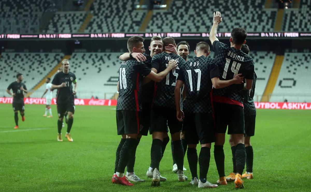 Chorwacki piłkarz Domagoj Vida rozegrał pierwszą połowę środowego spotkania towarzyskiego z Turcją (3:3), zanim sztab medyczny uzyskał informację, że jest zakażony koronawirusem – poinformowały bałkańskie media.