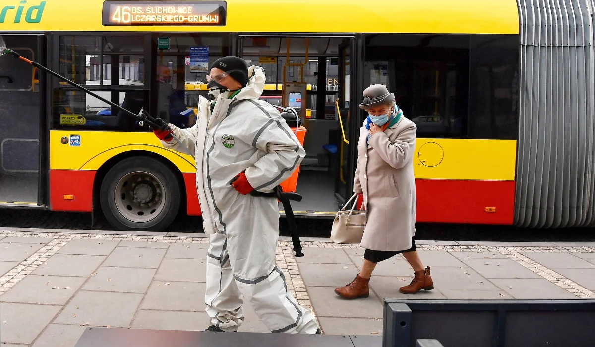 Ministerstwo Zdrowia poinformowało o 22 683 nowych potwierdzonych zakażeniach koronawirusem w Polsce. Zmarło 275 kolejnych pacjentów. 