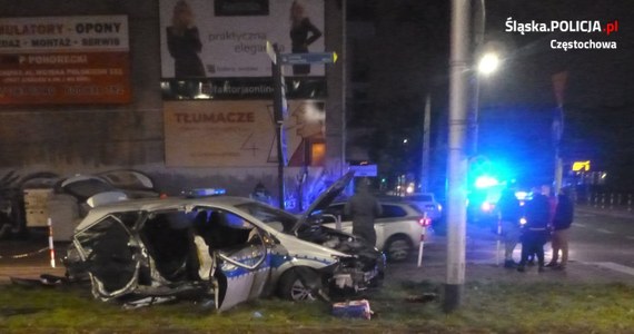 Dwoje policjantów trafiło do szpitala po tym, jak w ich radiowóz na jednym ze skrzyżowań w centrum Częstochowy uderzył inny samochód. Jego kierowca wjechał na skrzyżowanie na czerwonym świetle, a po wypadku próbował uciekać – podała policja.