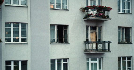 To w balkon wydawnictwa Dwie Siostry chcieli trafić racami uczestnicy wczorajszego Marszu Niepodległości. Narodowcy rzucali materiałami pirotechninymi, bo znajdował się tam baner Strajku Kobiet i tęczowa flaga. Od materiałów pirotechnicznych zajął się balkon pracowni Stefana Okołowicza, położony dwa piętra niżej. 