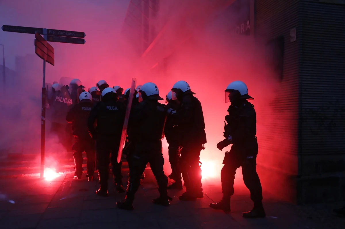 Po wczorajszym Marszu Niepodległości dymisje w Komendzie Głównej Policji wydają się przesądzone – przyznaje część polityków PiS-u w rozmowie z dziennikarzem RMF FM Patrykiem Michalskim. Nie jest wykluczone, że do zmian dojdzie również w MSWiA. Podczas przemarszu narodowców w Warszawie 11 listopada doszło do zamieszek, rannych zostało 35 policjantów, zatrzymano ponad 300 osób (większość został już zwolniona). 