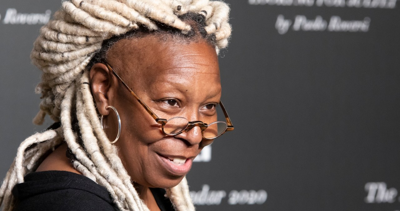 Whoopi Goldberg należy do elitarnego grona piętnastu laureatów EGOT, czyli osób, które mają na koncie Emmy, Grammy, Oscara i nagrodę Tony. Świetna w rolach komediowych i dramatycznych, jest także piosenkarką, scenarzystką, reżyserką i producentką. W piątek, 13 listopada, gwiazda kończy 65 lat.

