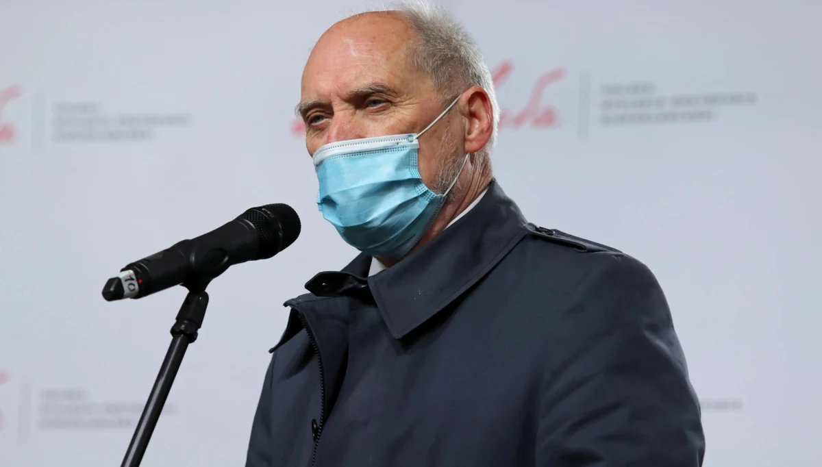 ​Wiceprezes PiS i były szef MON Antoni Macierewicz poparł narodowców organizujących Marsz Niepodległości i stwierdził, że podczas tego wydarzenia doszło do “wydarzeń, które musza zostać wyjaśnione". Chodzi o agresję policji i rzekome ataki w wykonaniu lewicowych bojówek, np. Antify. Lider PO Borys Budka stwierdził, że ta wypowiedź dowodzi walk wewnątrz Prawa i Sprawiedliwości.