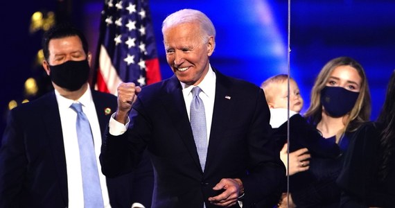 Joe Biden rozmawiał w czwartek telefonicznie z papieżem Franciszkiem - poinformował sztab Demokraty. Polityk wyraził gotowość współpracy w sprawach pomocy najbiedniejszym, integracji migrantów i uchodźców oraz przeciwdziałania zmianom klimatycznym.