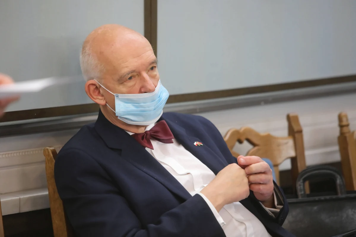 Administracja Facebooka usunęła stronę Janusza Korwin-Mikkego. Informację przekazał poseł Konfederacji Konrad Berkowicz. Jednocześnie "w imię pielęgnowania wolności słowa i szacunku wobec wolnego wyboru czytelników" zaapelował o jej przywrócenie. 