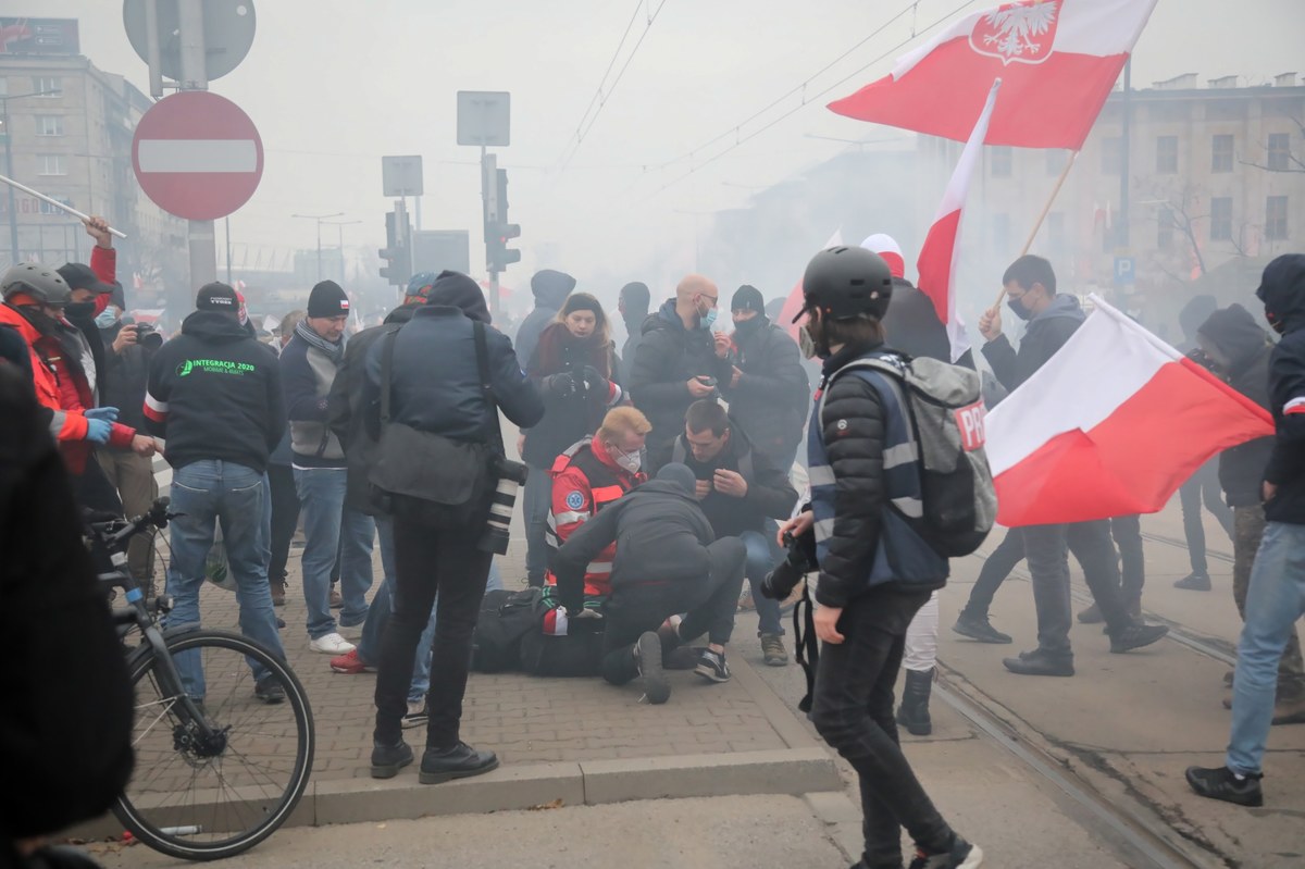 Bez zgody dowódcy operacji, policjanci zabezpieczający marsz narodowców w Warszawie użyli broni gładkolufowej - dowiedział się reporter RMF FM. Chodzi o zajścia w okolicach Ronda gen. Charles'a de Gaulle'a, kiedy zaatakowano funkcjonariuszy. Policjanci użyli wtedy gumowych kul. Jedna z nich przypadkowo zraniła fotoreportera. 