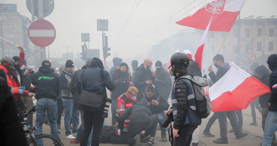 Bez zgody dowódcy operacji, policjanci zabezpieczający marsz narodowców w Warszawie użyli broni gładkolufowej - dowiedział się reporter RMF FM. Chodzi o zajścia w okolicach Ronda gen. Charles'a de Gaulle'a, kiedy zaatakowano funkcjonariuszy. Policjanci użyli wtedy gumowych kul. Jedna z nich przypadkowo zraniła fotoreportera. 