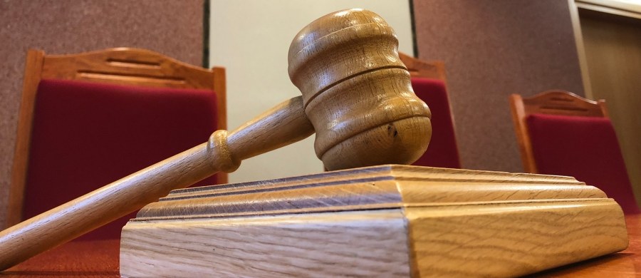 Prokuratura Regionalna w Poznaniu skierowała do Sądu Okręgowego w Warszawie akt oskarżenia przeciwko Robertowi N., znanemu warszawskiemu adwokatowi. Mężczyzna, który występował w wielu sprawach reprywatyzacyjnych, jest oskarżony o oszustwo wobec swojego klienta na kwotę 9 mln zł.