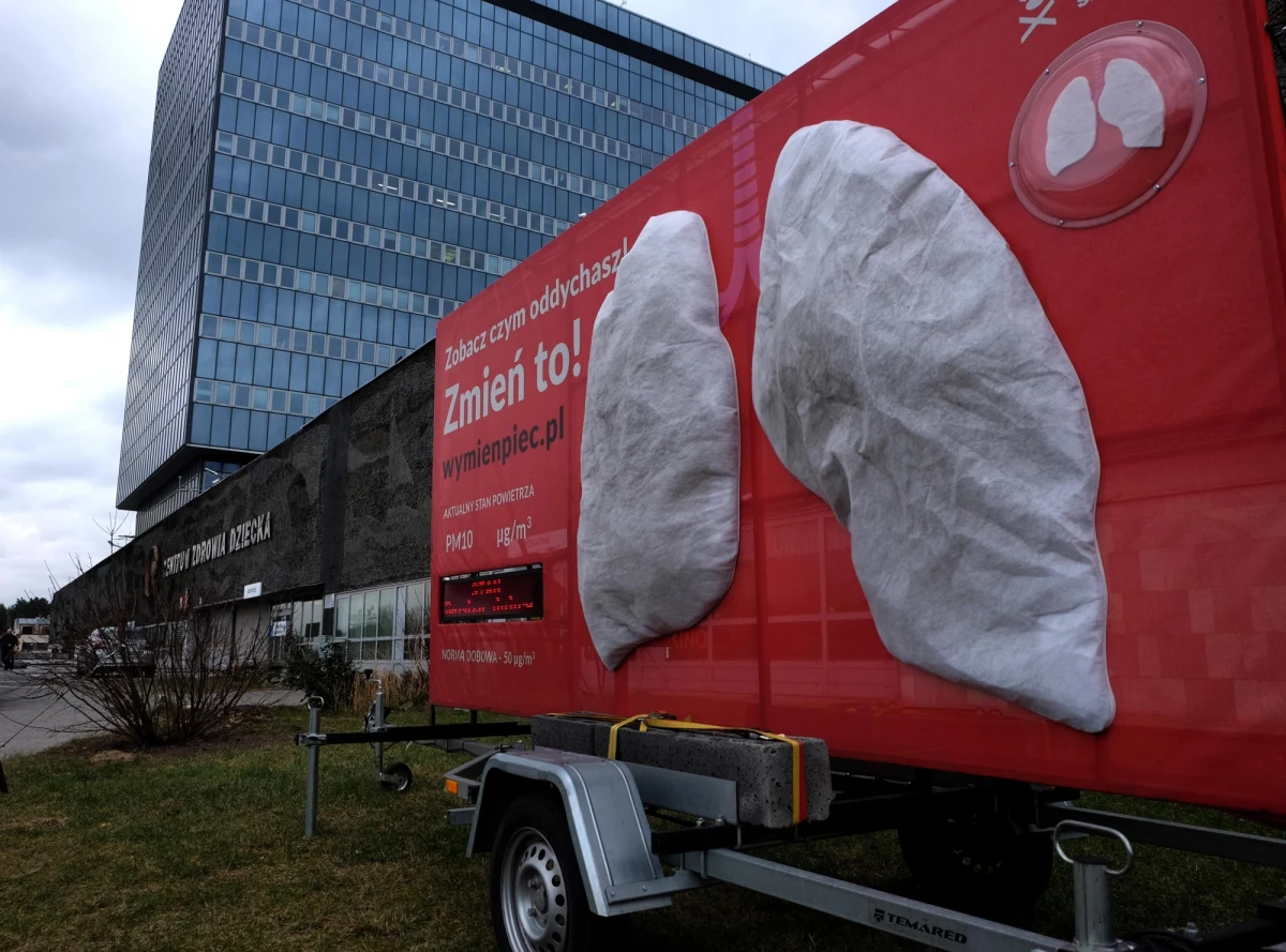 Polski Alarm Smogowy rozpoczął akcję „Zobacz czym oddychasz”, podczas której trzy mobilne instalacje w formie oddychających płuc pojawią się w sezonie grzewczym w 18 miastach. Podobna akcja została przeprowadzona zeszłej zimy w Małopolsce i Warszawie.