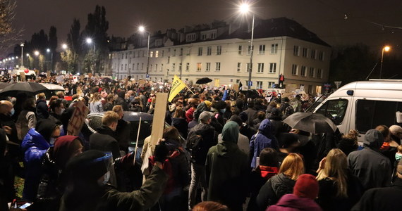 Około 30 osób usłyszało zarzuty dotyczące wydarzeń związanych z wyrokiem Trybunału Konstytucyjnego, które miały miejsce w stolicy - poinformowała rzeczniczka Prokuratury Okręgowej w Warszawie prok. Aleksandra Skrzyniarz.