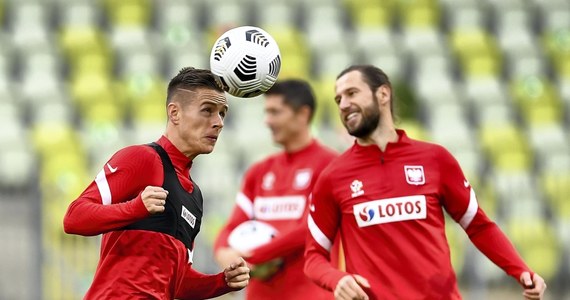 "Dwa najbliższe mecze będą piekielnie trudne, ale (…) będziemy się bić" - tak o zbliżających się pojedynkach z Włochami i Holendrami w Lidze Narodów mówi Grzegorz Krychowiak. Podkreśla, że cieszy się z rosnącej rywalizacji wewnątrz reprezentacji Polski, bo ona - jak mówi - "zawsze służy piłkarzom i całej drużynie". Dopytywany zaś, czy czuje na plecach oddech młodszych kolegów, żartuje: "Nie, bo noszą maski, nic nie czuć".