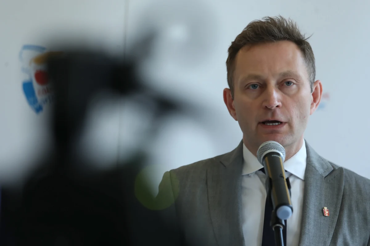 Umowa o pracę z Pawłem Rabiejem została rozwiązana z miesięcznym okresem wypowiedzenia. Byłemu wiceprezydentowi stolicy nie przysługuje odprawa - poinformowała Alicja Pawłowska, zastępca dyrektora Biura Kadr i Szkoleń stołecznego ratusza.