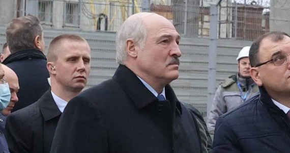 Pandemia koronawirusa to tylko zasłona, za którą globalni gracze próbują dzielić świat - uznał prezydent Białorusi Alaksandr Łukaszenka. Dodał, że trwające w kraju protesty są próbą niekonstytucyjnego przewrotu. 