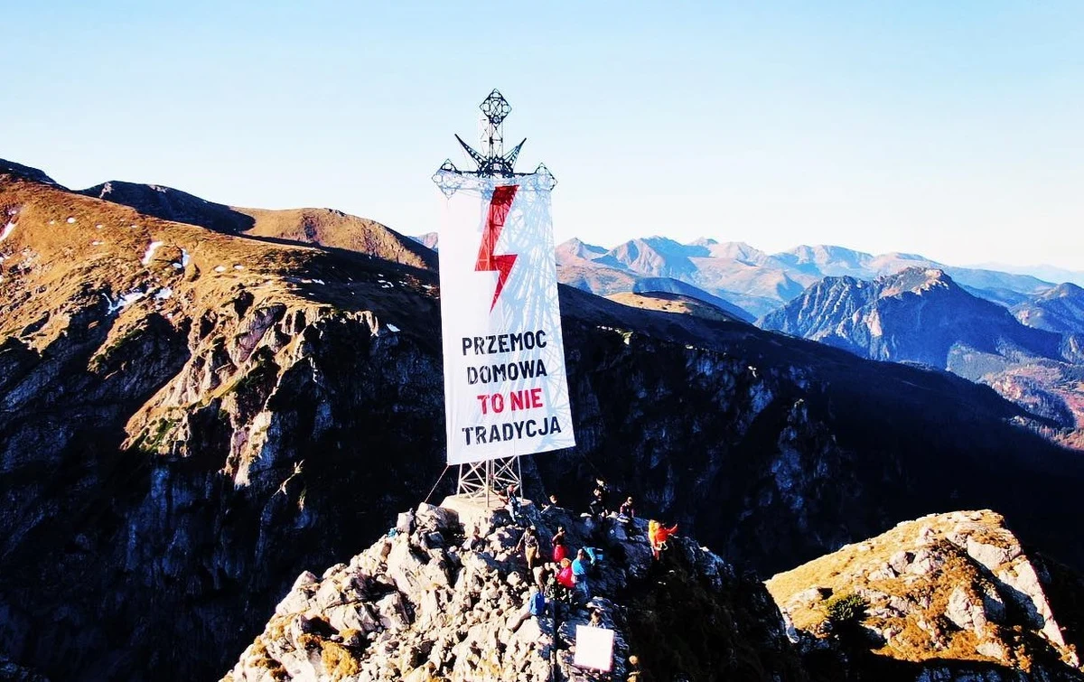 Do Prokuratury Rejonowej w Zakopanem wpłynęło zawiadomienie ws. obrazy uczuć religijnych poprzez wywieszenie na krzyżu na Giewoncie baneru z symbolem Strajku Kobiet i napisem: "Przemoc domowa to nie tradycja". Wielki baner zawisł na krzyżu na krótko w minioną niedzielę.