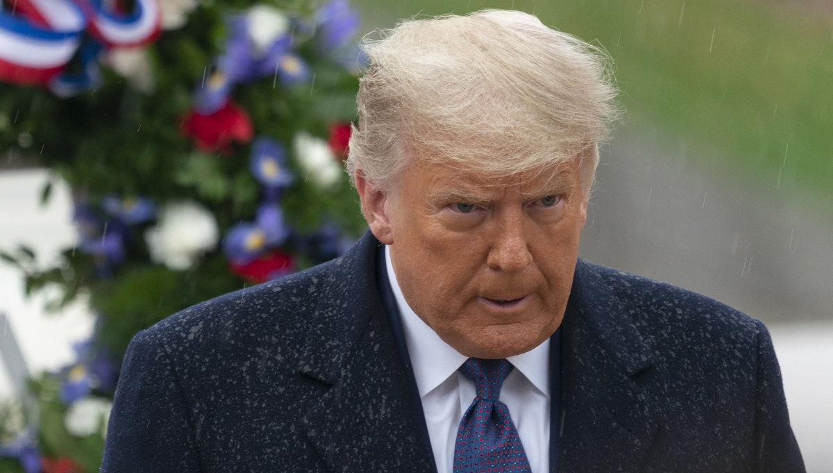 Prezydent USA Donald Trump napisał na swoim Twitterze, że wybory w Stanach Zjednoczonych były sfałszowane. To już kolejne tego typu oświadczenie w wykonaniu prezydenta, który - zgodnie z obecnym rezultatami - przegrał w wyborach z kandydatem demokratów Joe Bidenem. Prawnicy Trumpa wciąż składają skargi sądowe. Agencja Reutera pisze, że Trump odniósł już "kilka niewielkich zwycięstw w Pensylwanii". Chodzi o nieuznanie pewnej liczby głosów oddanych pocztą, bo głosujący nie byli w stanie potwierdzić swej tożsamości.