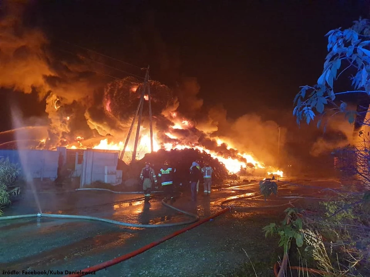 Około 170 strażaków walczy z pożarem składowiska opon w Raciniewie w woj. kujawsko-pomorskiem. Ogień pojawił się w piątek wieczorem. Informację o zdarzeniu utrzymaliśmy od naszego słuchacza na Gorącą Linię RMF FM. Wójt gminy Unisław Jakub Danielewicz poinformował, że składowisko jest nielegalne. Apeluje także do mieszkańców o zostanie w domach i pozamykanie okien. Dogaszanie pożaru może potrwać nawet kilka dni.