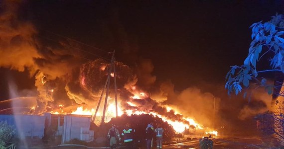 Około 170 strażaków walczy z pożarem składowiska opon w Raciniewie w woj. kujawsko-pomorskiem. Ogień pojawił się w piątek wieczorem. Informację o zdarzeniu utrzymaliśmy od naszego słuchacza na Gorącą Linię RMF FM. Wójt gminy Unisław Jakub Danielewicz poinformował, że składowisko jest nielegalne. Apeluje także do mieszkańców o zostanie w domach i pozamykanie okien. Dogaszanie pożaru może potrwać nawet kilka dni.