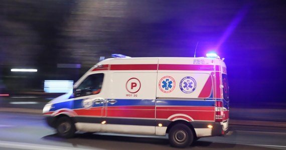 Dwie dziewczynki w wieku 11 i 13 lat spadły w drugiego piętra budynku dawnej piekarni w Sosnowcu. Starszą zabrał do szpitala śmigłowiec Lotniczego Pogotowia Ratunkowego, druga została zabrana do szpitala przez karetkę. Rzecznik Górnośląskiego Centrum Zdrowia Dziecka w Katowicach późnym wieczorem przekazał, że 13-latka zmarła na Szpitalnym Oddziale Ratunkowym.
