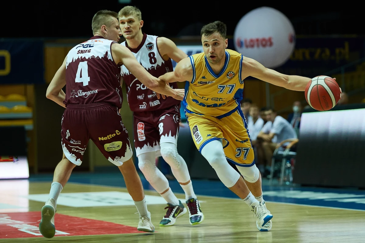 Filip Matczak zdobył 33 punkty i poprowadził PGE Spójnię Stargard do wygranej w meczu ekstraklasy z Asseco Arką Gdynia 92:82. "Przespaliśmy pierwsze 20 minut, ale w przerwie trener nas nakręcił. Dziś trafiałem i koledzy szukali mnie na parkiecie" - przyznał po spotkaniu koszykarz ze Stargardu.