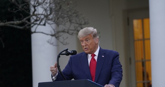 "Czas pokaże kto będzie w Białym Domu" - ocenił prezydent USA Donald Trump podczas pierwszej konferencji prasowej od ogłoszenia przez media na podstawie danych z komisji, że wygranym amerykańskich wyborów jest Demokrata Joe Biden. Trump poinformował ponadto, że do kwietnia szczepionka na Covid-19 powinna być dostępna dla wszystkich Amerykanów. 
