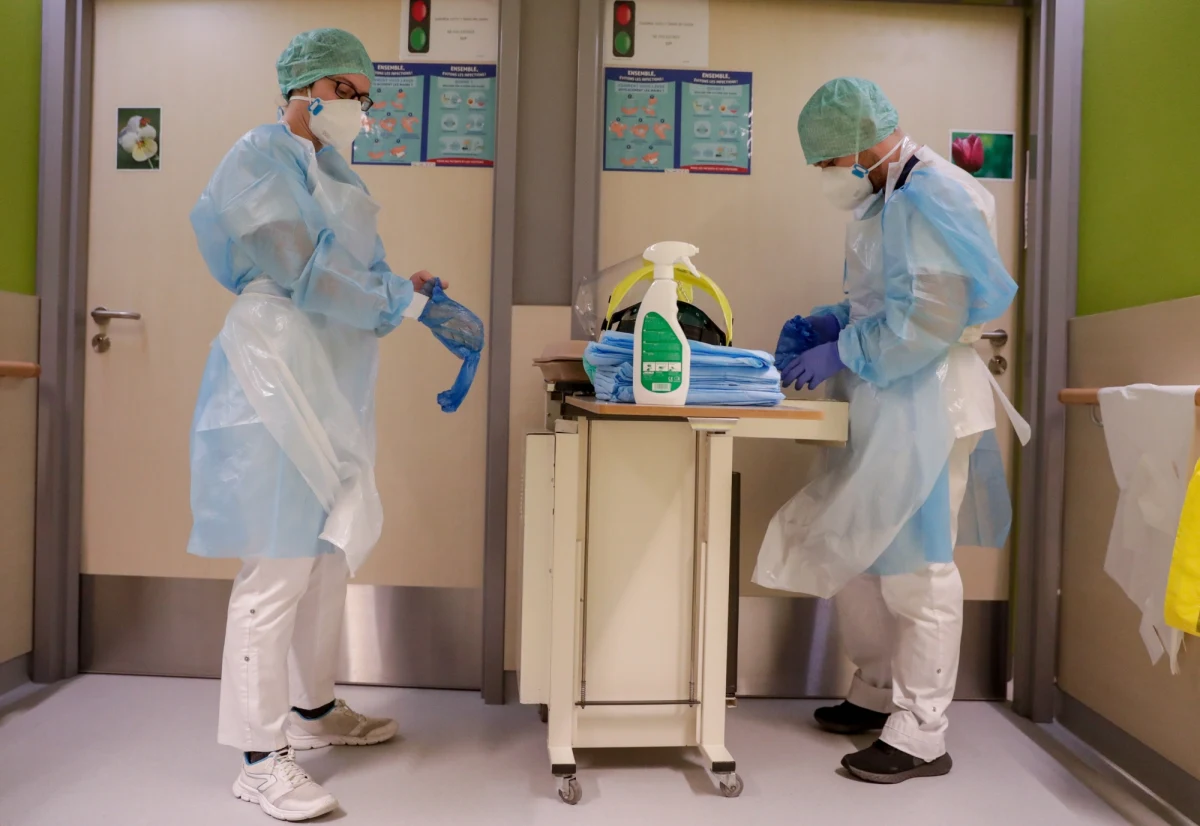 "Liczba nowych zakażeń koronawirusem stabilizuje się, ale wciąż jest duża i istotnie obciąża system opieki zdrowotnej" – powiedział minister zdrowia Adam Niedzielski. Obecny poziom dziennych zakażeń może przekładać się nawet na dwa do czterech tysięcy nowych hospitalizacji dziennie - wskazał.