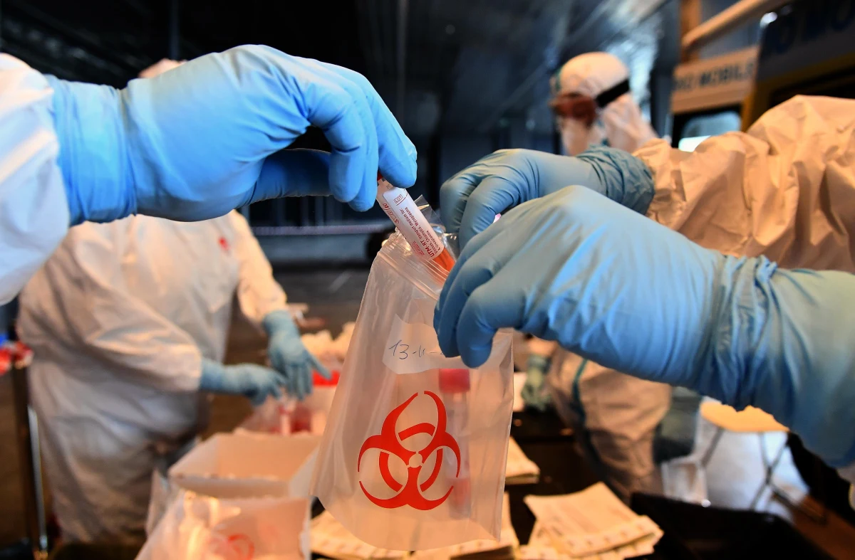 Tak dramatycznych doniesień nt. dobowej liczby ofiar śmiertelnych z powodu Covid-19 nie było w Polsce od początku pandemii. Nie żyje 548 osób. Ministerstwo Zdrowia informuje o 25 571 nowych przypadkach zakażenia koronawirusem. Bilans epidemii koronawirusa w Polsce wzrósł tym samym do 691 118 zakażonych. Zmarło 10 045 z nich. 