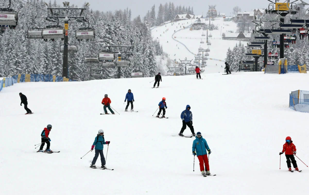 Pandemia i obawy o obostrzenia spowodowały, że tylko około 20 proc. miejsc noclegowych jest zajętych na okres świąteczno-noworoczny pod Tatrami. 