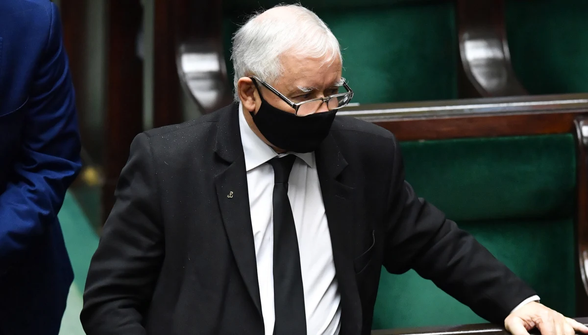 ​Wyrażam wdzięczność, że daliście odpór wulgarnemu, barbarzyńskiemu nihilizmowi, który profanował miejsca kultu i symbole religijne, atakował kapłanów, a także niszczył narodowe świętości - napisał prezes PiS Jarosław Kaczyński w liście do uczestników Zjazdu Klubów "Gazety Polskiej".