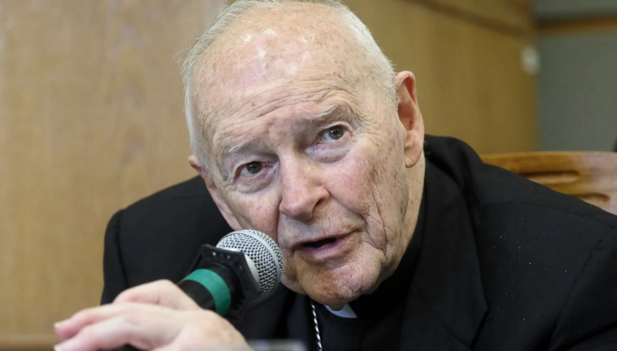 Twierdzenie, że papież Polak miał informacje o zarzutach wobec Theodora McCarricka, a mimo to awansował go, jest fałszywe i niegodziwe; watykański raport wyraźnie wskazuje, że były duchowny oszukał nie tylko Jana Pawła II, ale też amerykański episkopat i prezydentów George'a Busha i Billa Clintona - mówi PAP dr Milena Kindziuk.