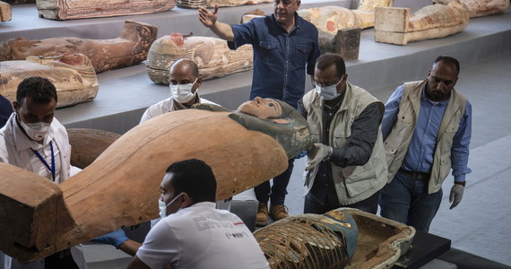 Egipscy urzędnicy do spraw zabytków starożytności ogłosili odkrycie  około 40 złoconych posągów i co najmniej 100 sarkofagów sprzed ponad 2500 lat, w tym części z mumiami w środku. Niezwykłego znaleziska dokonano na rozległej nekropolii faraonów w Sakkarze, na południe od Kairu.