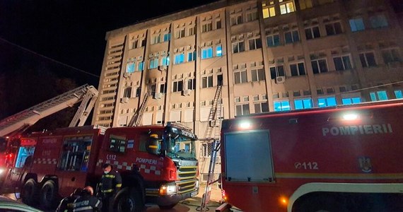 Do dziesięciu wzrósł bilans ofiar śmiertelnych pożaru na szpitalnym oddziale intensywnej opieki medycznej z pacjentami z Covid-19 w okręgu Neamt w północno-wschodniej Rumunii. O zdarzeniu poinformowały lokalne służby ratunkowe. Siedem osób zostało rannych. 