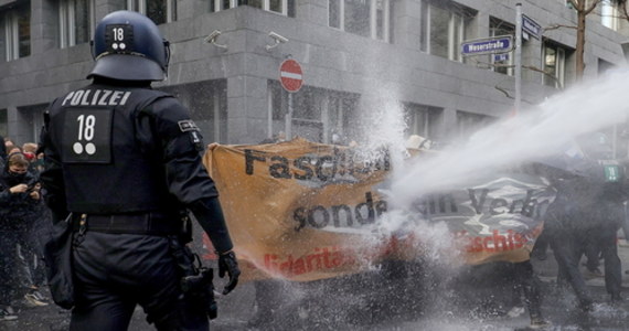Policja we Frankfurcie nad Menem w zachodnich Niemczech użyła armatki wodnej podczas zorganizowanego w tym mieście protestu przeciwko lockdownowi. Funkcjonariusze ostatecznie przerwali zgromadzenie, gdyż nie przestrzegano na nim zasad noszenia masek i dystansu społecznego.