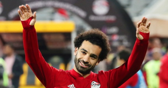 Słynny egipski piłkarz Mohamed Salah nie mógł zagrać w sobotę w Kairze przeciwko reprezentacji Togo. Powodem było zakażenie koronawirusem. Kilka dni wcześniej Salah był na weselu swojego brata. Do mediów wypłynęły jego zdjęcia z maseczką pod brodą.