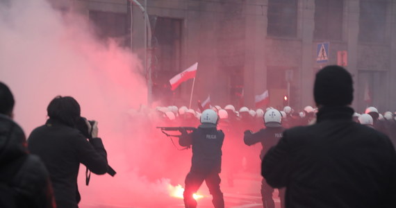 Nagranie z ronda de Gaulle'a w Warszawie potwierdza, że policja działała profesjonalnie, zachowując ostrożność względem deklaracji o tym, że Marsz Niepodległości będzie zmotoryzowany - ocenił wiceszef MSWiA Błażej Poboży. Jak zastrzegł, czym innym jest ocena strategii, a czym innym - jednostkowych sytuacji. Ministerstwo Spraw Wewnętrznych i Administracji opublikowało wczoraj zapis monitoringu ze środowych zajść podczas Marszu Niepodległości na rondzie de Gaulle'a w Warszawie. Nagranie zarejestrowały kamery na okolicznym budynku BGK, a zabezpieczyła je policja.