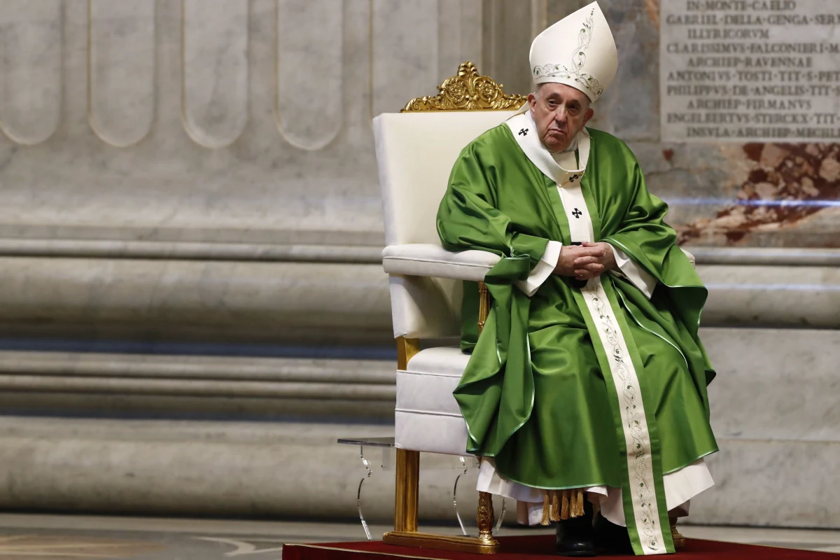 W obecnych czasach niepewności nie dajmy się "zarazić obojętnością" - apelował papież w czasie mszy w Światowy Dzień Ubogich. Mówił, że smutne jest, gdy chrześcijanin "gra na obronie", przestrzegając tylko zasad i przykazań.
