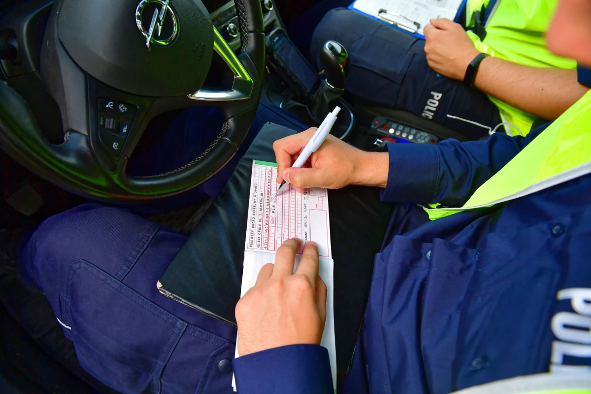 Nie miał prawa jazdy, ale i tak woził pasażerów. W Sopocie wpadł kierowca świadczący usługi przewozowe, które można zamówić przez jedną z popularnych aplikacji. Teraz – jak się okazuje - kłopoty będzie miał nie tylko z policją. 