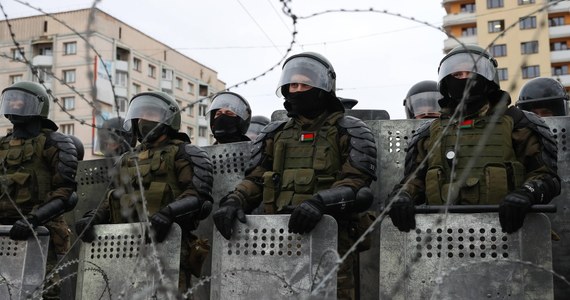 Podczas niedzielnych akcji protestu na Białorusi zatrzymano dotychczas ponad 400 osób - wynika z danych centrum praw człowieka Wiasna. O zatrzymaniach protestujących poinformowało także białoruskie MSW. Media poinformowały o użyciu przez milicję gazu łzawiącego, granatów hukowych i gumowych kul. 