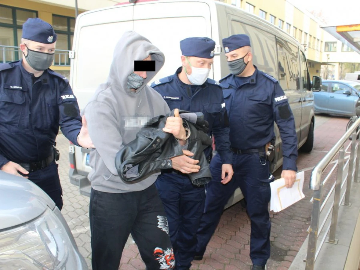 36-latek podejrzany o podpalenie mieszkania przy al. 3 Maja w Warszawie, do którego doszło 11 listopada podczas Marszu Niepodległości, usłyszał zarzuty. Mężczyzna został zatrzymany w sobotę w Białymstoku. W niedzielę wieczorem natomiast sąd na wniosek prokuratora wydał decyzję o tymczasowym aresztowaniu podejrzanego na 3 miesiące. 