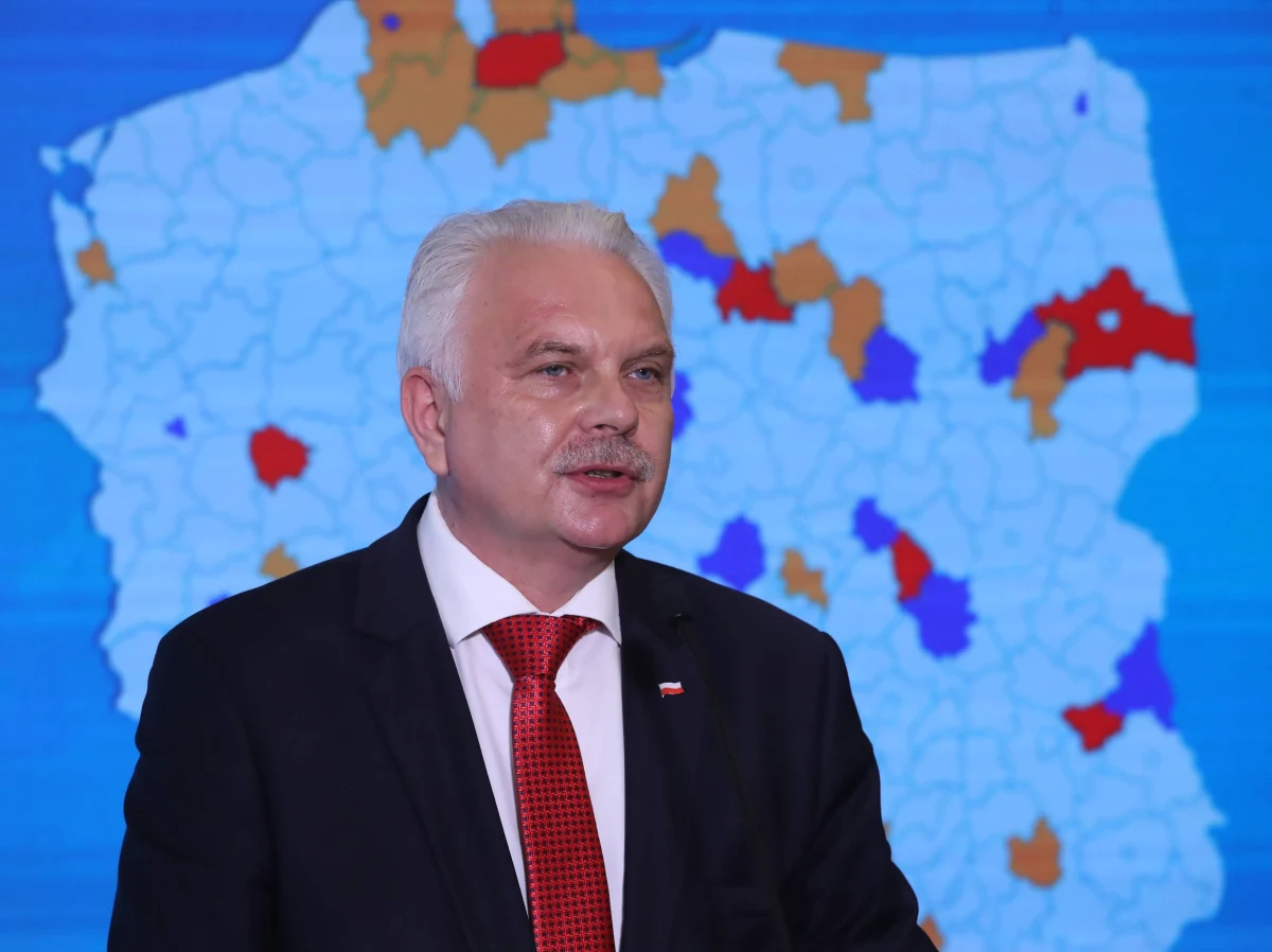 Wiceminister zdrowia Waldemar Kraska wyraził przekonanie, że szczepionka na koronawirusa będzie dostępna w Polsce na przełomie roku. Zapewnił, że w pierwszym rzędzie zostanie ona podana seniorom, pracownikom służby zdrowia i służb mundurowych. Deklaracje przedstawiciela Ministerstwa Zdrowia odnoszą się do zapowiedzi premiera Mateusza Morawieckiego z poniedziałku. Szef rządu ogłosił, że szczepionka testowana przez amerykański koncern farmaceutyczny Pfizer trafi do Polski. W piątek Morawiecki spotkał się w tej sprawie z przedstawicielami firmy. 