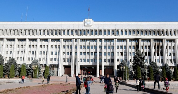 ​Rząd Kirgistanu otworzył dwa rachunki bankowe, na które obywatele mogą wpłacać dobrowolne datki, by podreperować budżet państwa - poinformowało Radio Swoboda. Pieniądze mają być przeznaczone na spłatę długu publicznego i wydatki rządu.