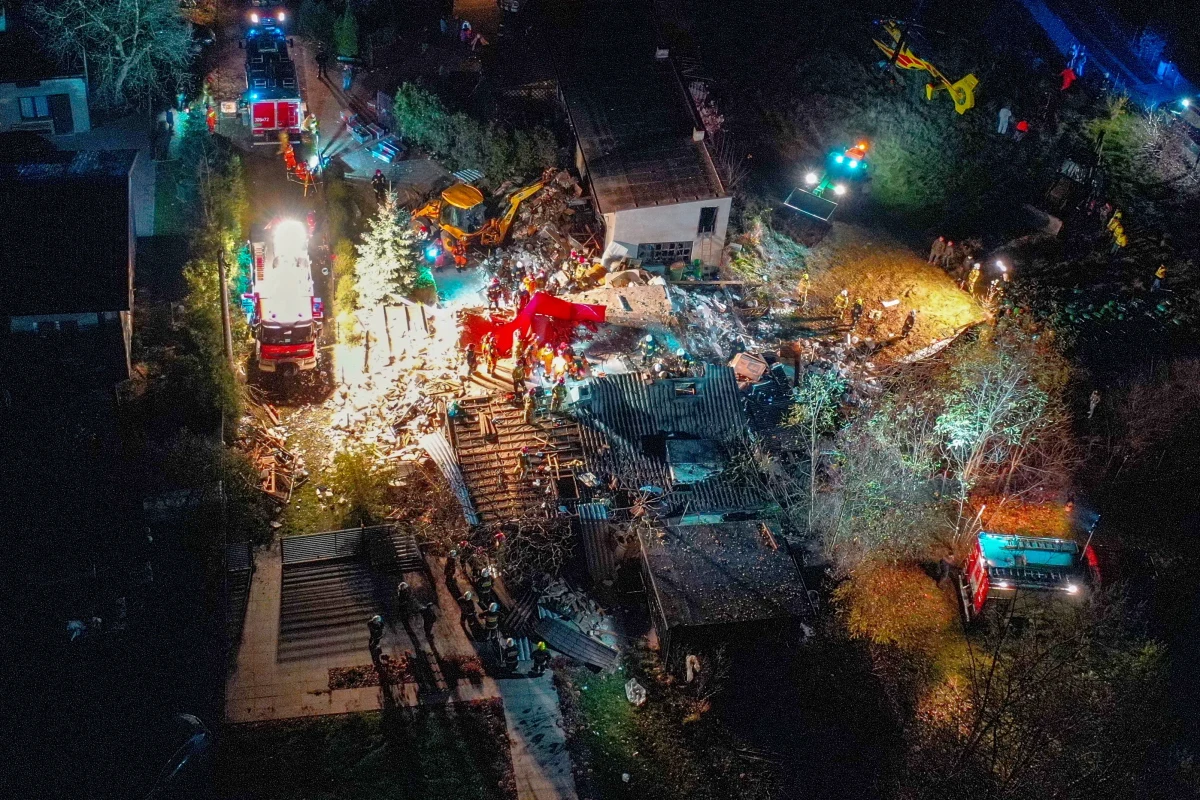 We Włodzimierzowie koło Piotrkowa Trybunalskiego zawalił się dom jednorodzinny. Spod gruzów udało się wydobyć kobietę, która miała niewielkie obrażenia. Strażacy późnym wieczorem uratowali także jej ojca. Znaleziono również ciało kobiety - żony poszkodowanego, która niestety już nie żyła. W akcji ratunkowej brało udział około 100 strażaków. Prawdopodobną przyczyną zdarzenia był wybuch gazu. Jak nieoficjalnie ustalił reporter RMF FM Mateusz Chłystun, na posesji znajdował się punkt dystrybucji butli z gazem. 