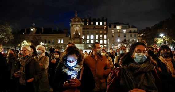 Setki katolików modliły się przed zamkniętymi, w związku z pandemią koronawirusa, kościołami w wielu francuskich miastach. Zgromadzeni domagali się otwarcia świątyń. Niektórzy klęczeli przed budynkami świątyń mimo złej pogody i deszczu.