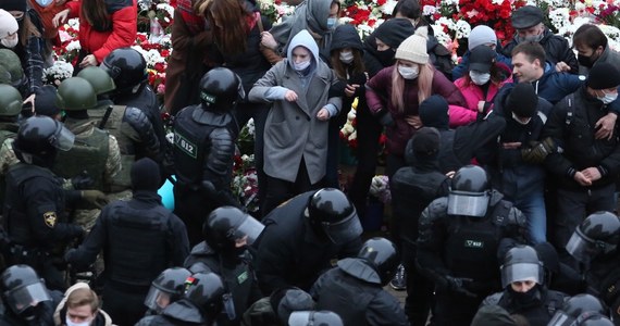 Ponad 1 100 ludzi zatrzymały służby reżimu Alaksandra Łukaszenki podczas niedzielnych akcji protestacyjnych na Białorusi - poinformowało w nocy, aktualizując listę zatrzymanych, Centrum Praw Człowieka Wiasna. Protesty odbywały się pod hasłem "Wychodzę": to odniesienie do ostatnich słów, jakie napisał na czacie Raman Bandarenka, 31-latek pobity w Mińsku na śmierć przez zamaskowanych mężczyzn.