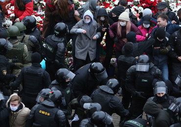 Protesty na Białorusi: Ponad 1 100 zatrzymanych, siły reżimu użyły granatów hukowych i broni gładkolufowej