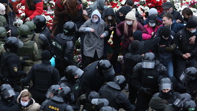 Protesty na Białorusi: Ponad 1 100 zatrzymanych, siły reżimu użyły granatów hukowych i broni gładkolufowej